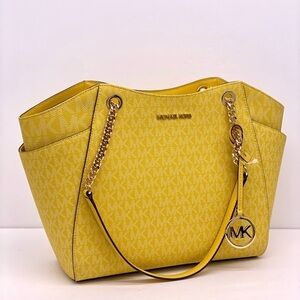 Michael Kors Jet Set Signature Logo
Chain Shoulder Tote DAISY YELLOW